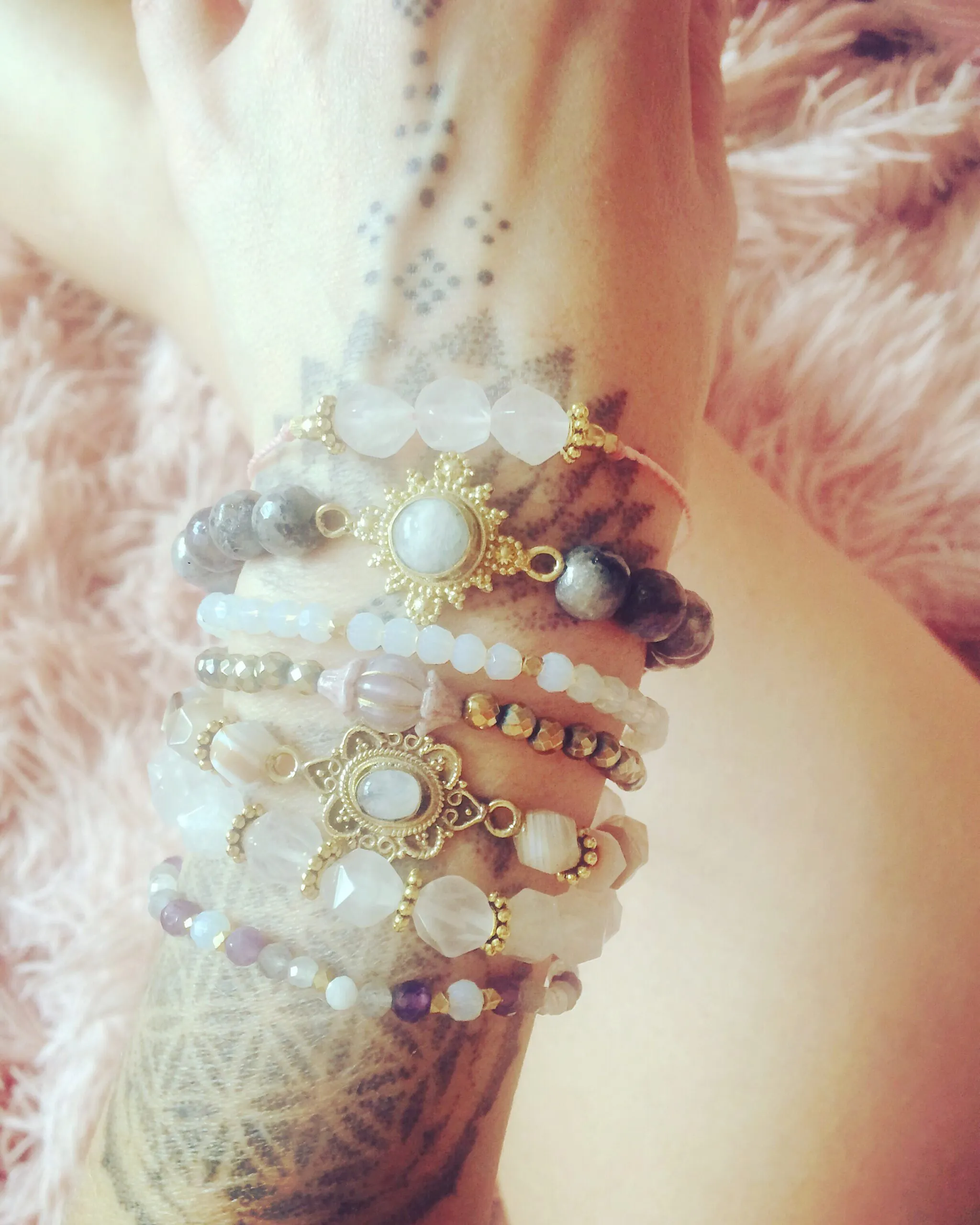 Náramek z růženínů