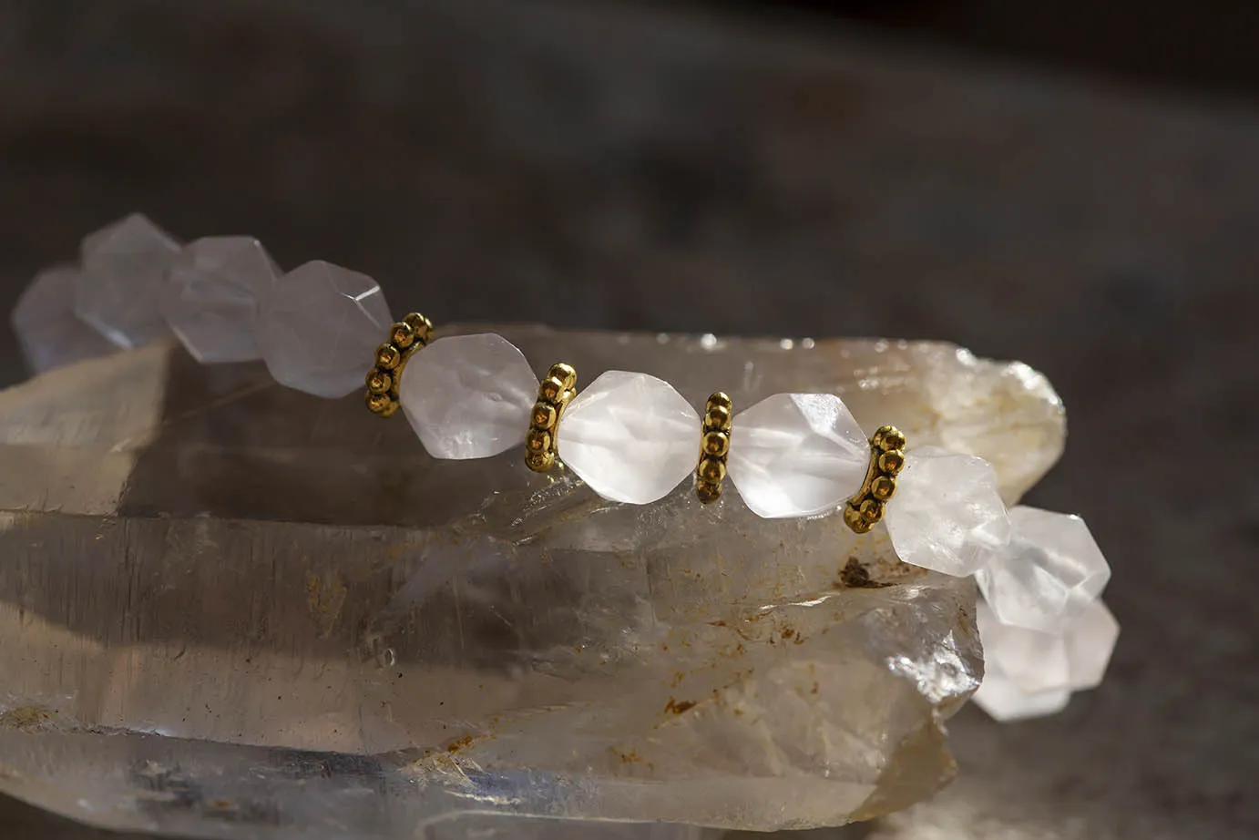 Náramek z růženínů