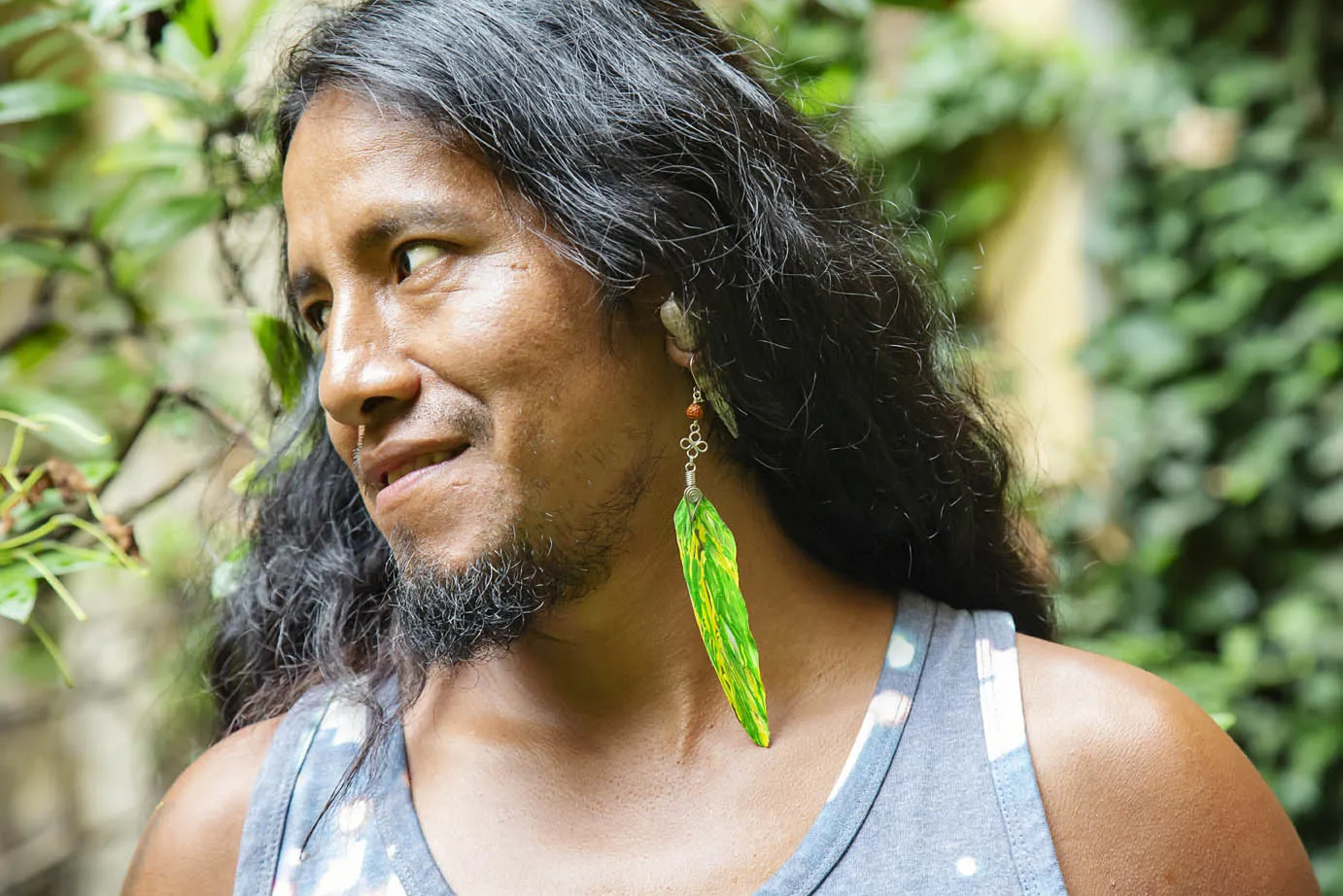 Náušnice indiánské peříčko s rudrakshou