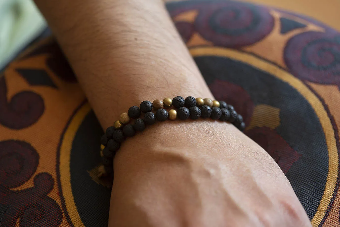 Náramek z lávy pro něj