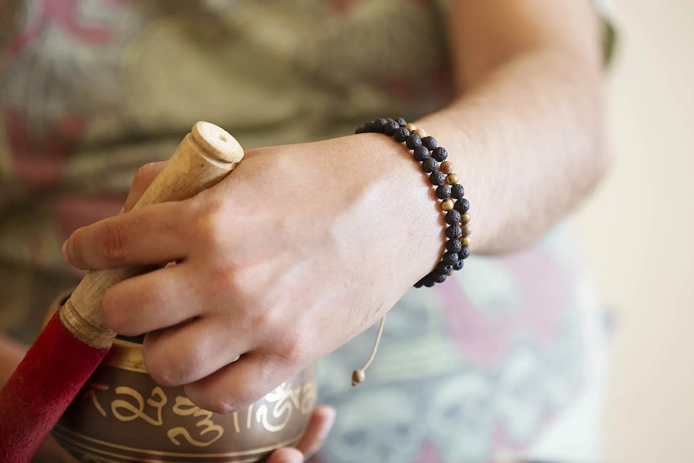 Náramek z lávy pro něj