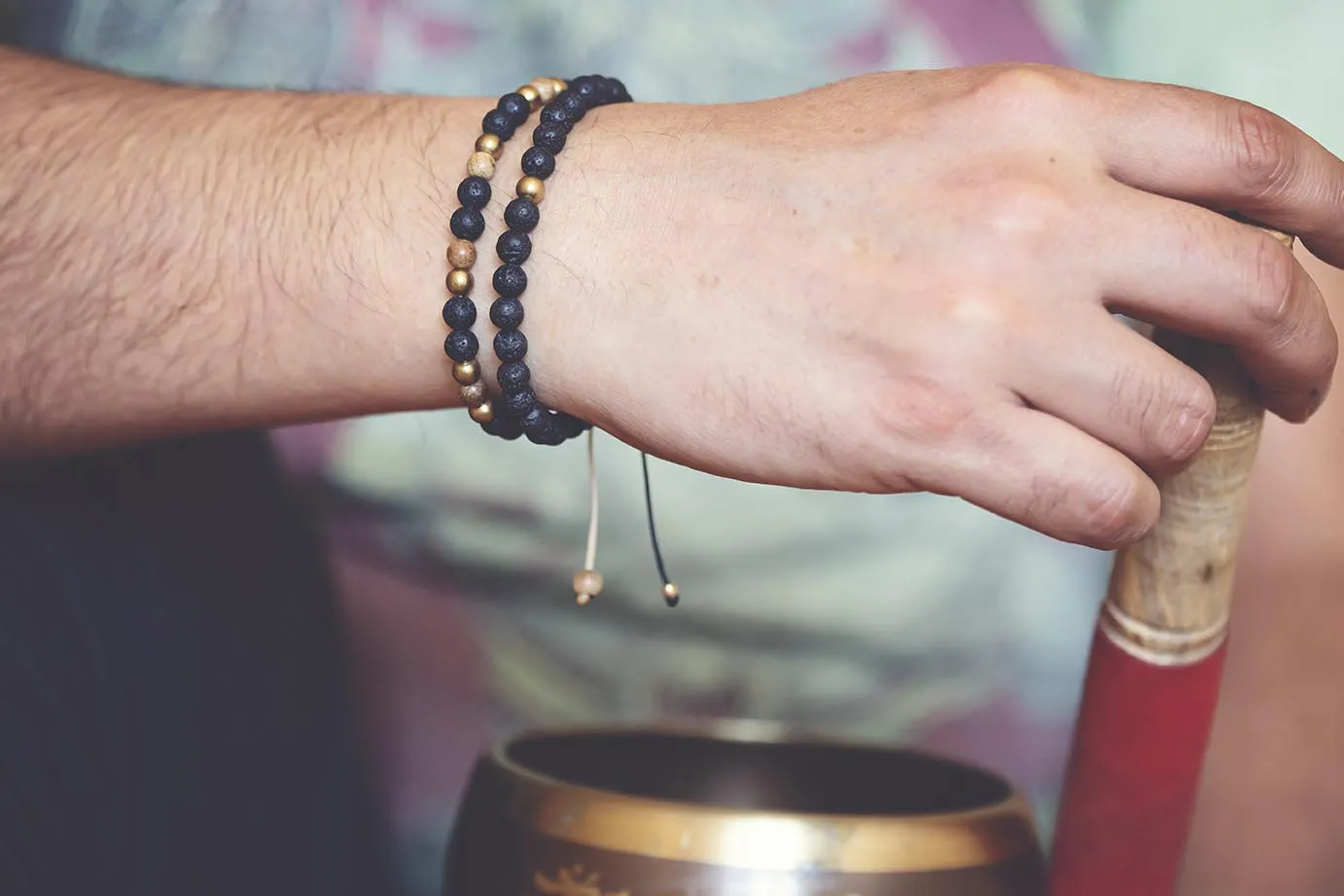 Náramek z lávy pro něj