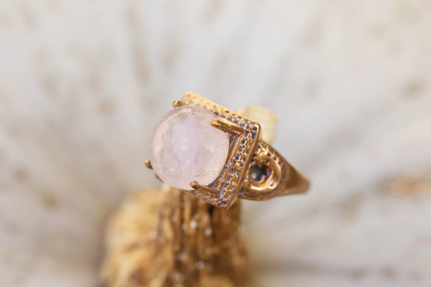 Prsten s drahokamem - Růženín