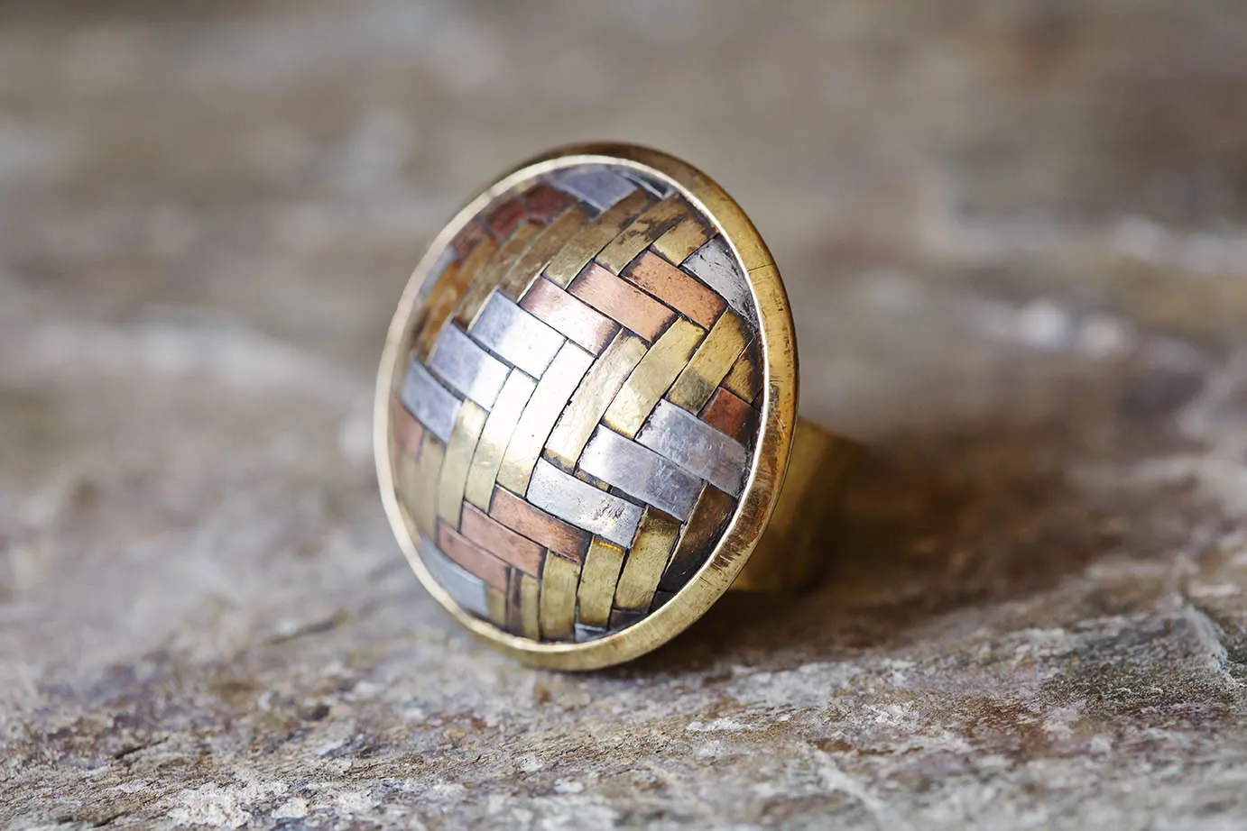 Prsten mozaika tří barev