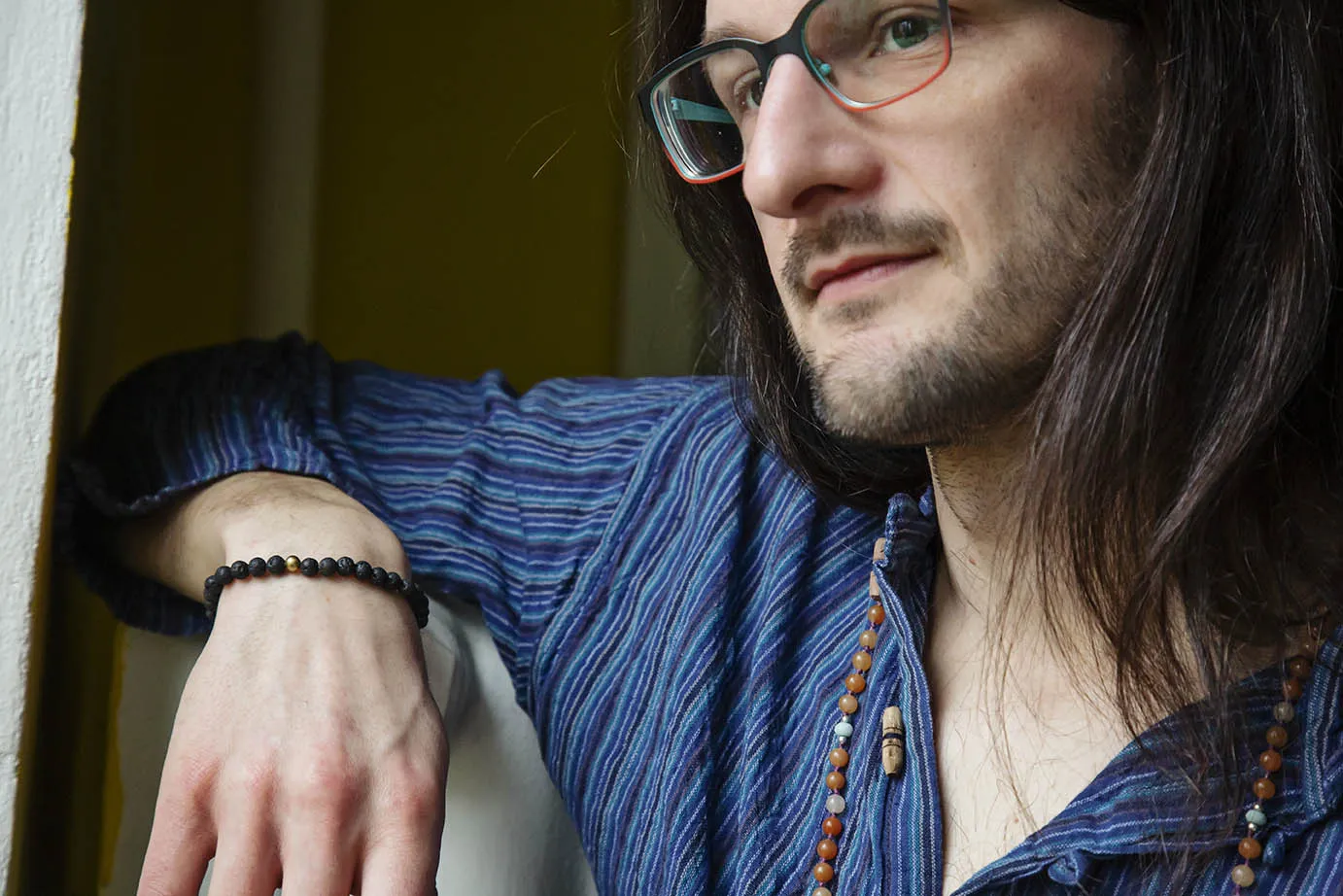 Náramek z lávy pro něj