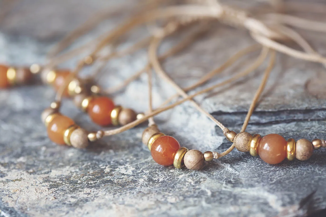 Náramek s karneolem