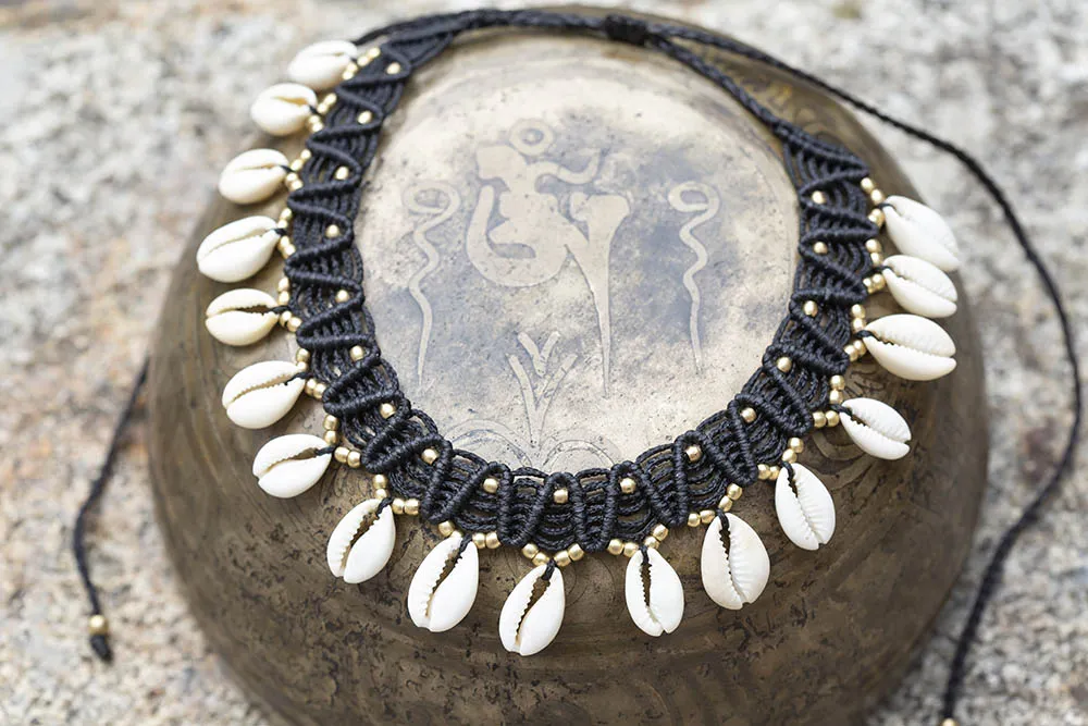 Náhrdelník s mušlemi černý