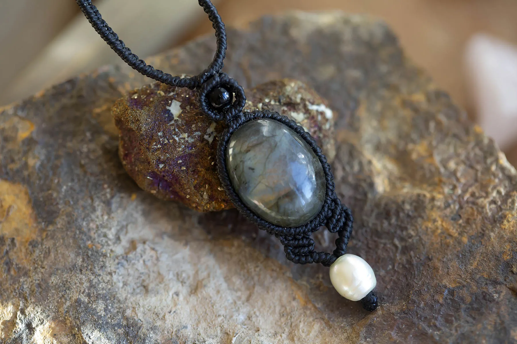 Náhrdelník s perlou a labradoritem