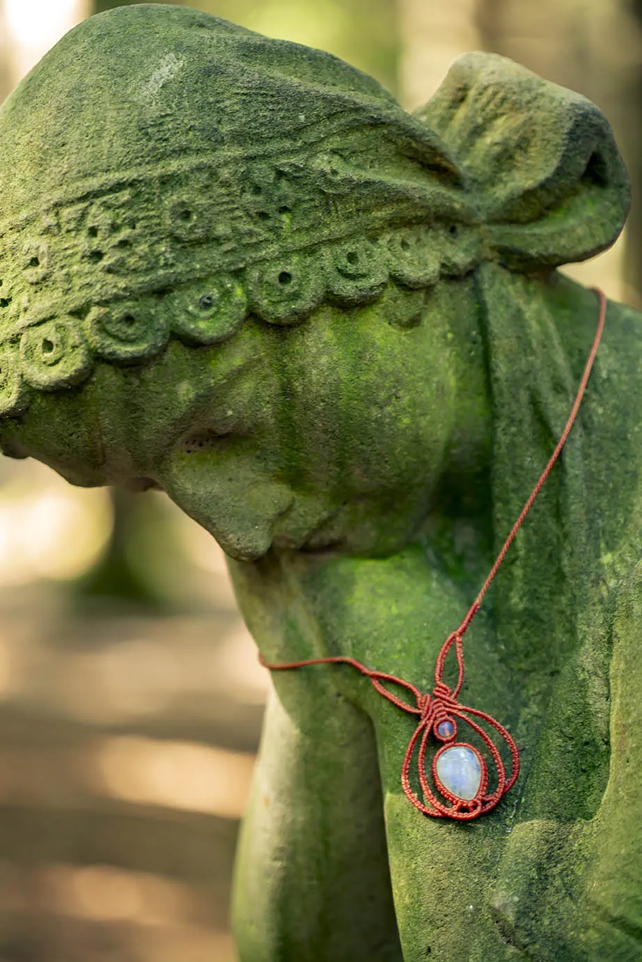 Náhrdelník s měsíčním kamenem