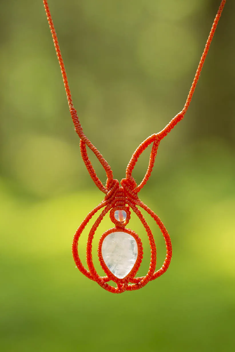 Náhrdelník s měsíčním kamenem