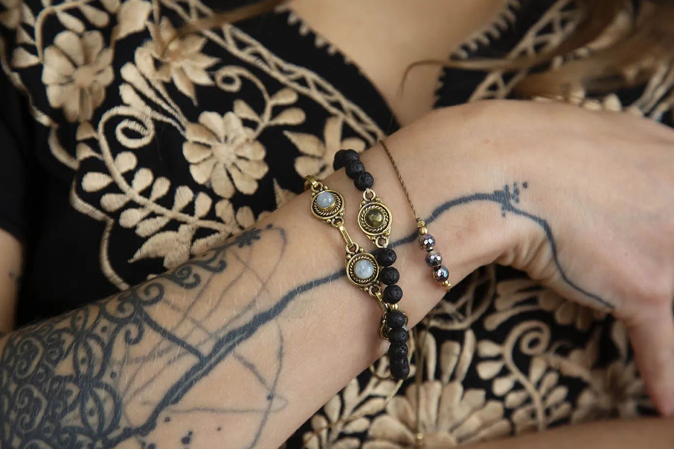 Náramek s lávou a labradoritem