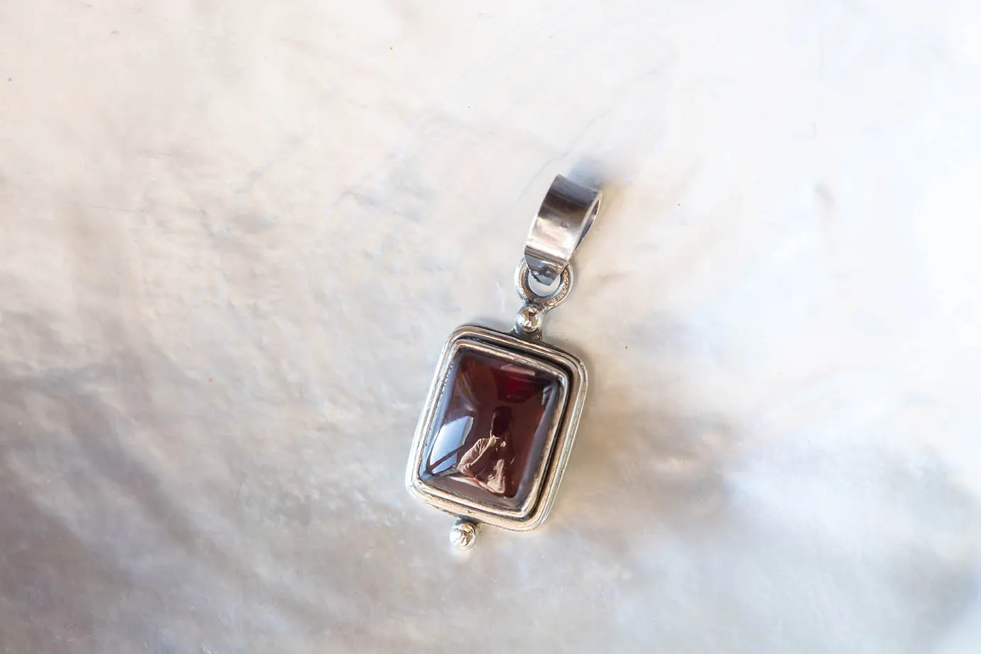 Přívěsek s granátem