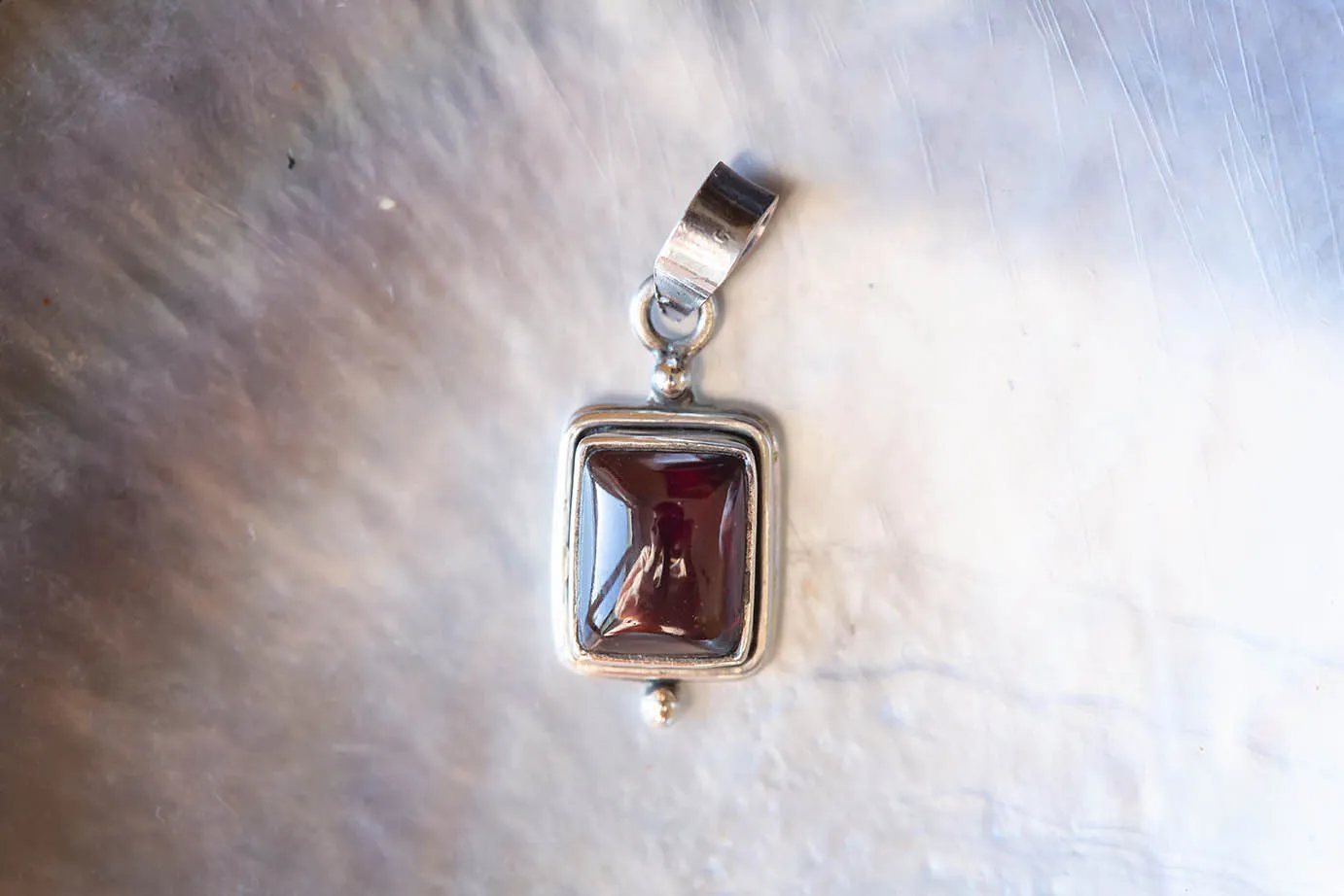 Přívěsek s granátem