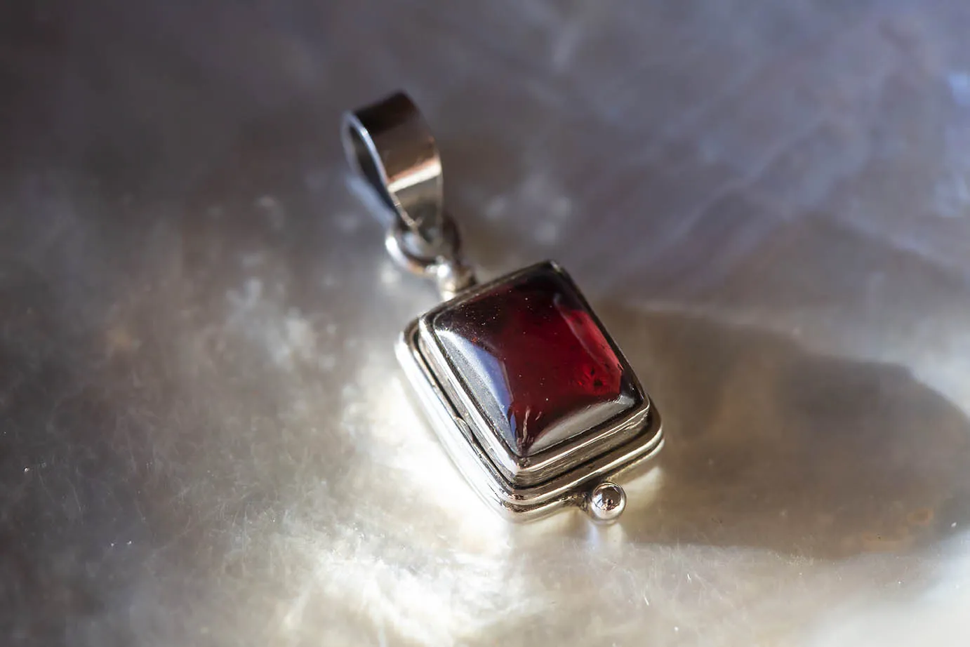 Přívěsek s granátem