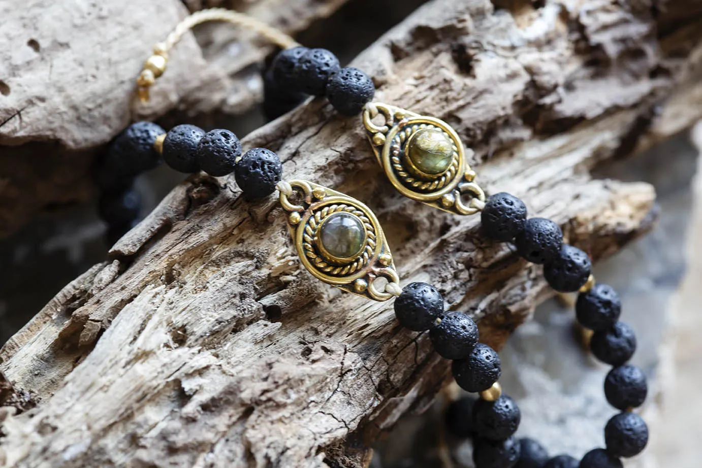 Náramek s lávou a labradoritem