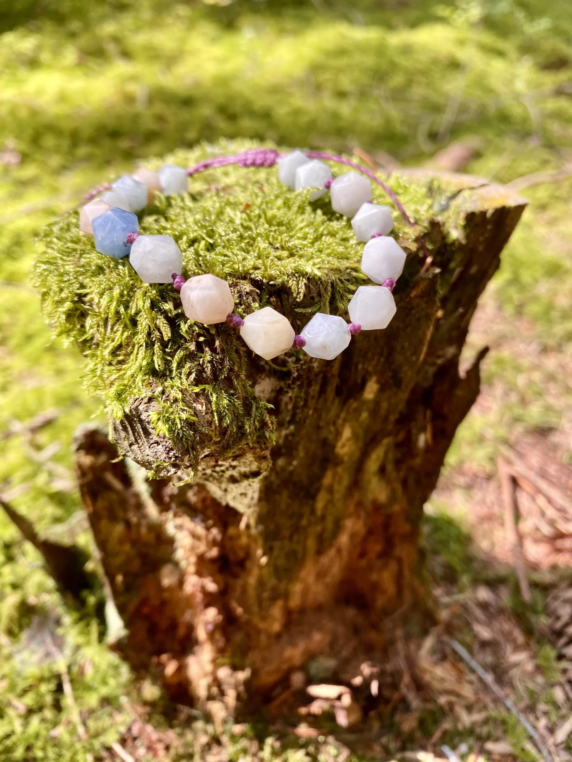 Náramek s morganity