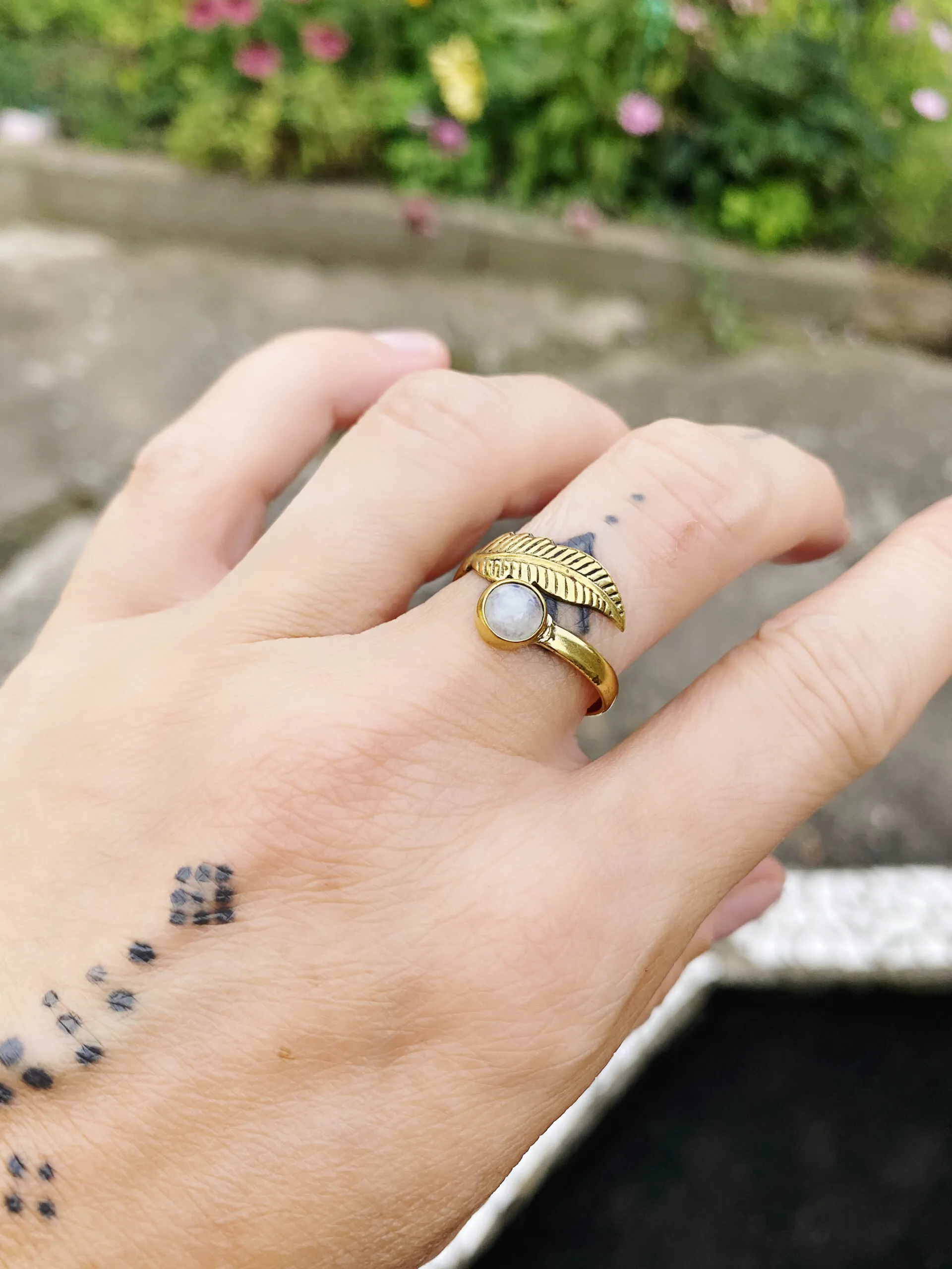 Prsten pírko s měsíčním kamenem