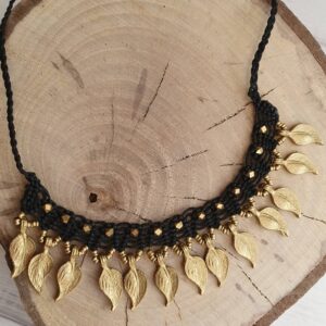 Náhrdelník macramé s mosaznými lístky